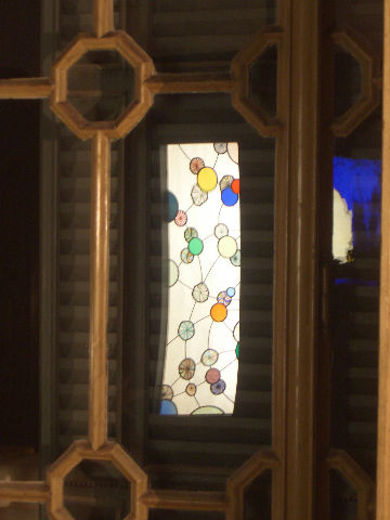 04 vetrata riflessa in una finestra che ne fa da cornice